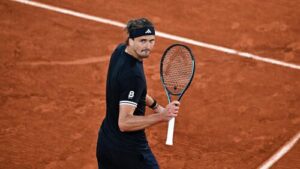 Alexander Zverev fokussiert beim Aufschlag auf dem Sandplatz der French Open