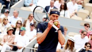 Alexander Zverev lächelt beim Sieger-Interview auf dem Sandplatz der French Open nach seinem Halbfinalsieg
