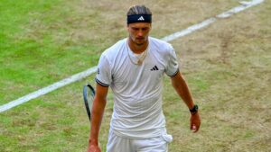 Erschöpfter Alexander Zverev stützt sich während des Halbfinals in Halle auf seinen Tennisschläger