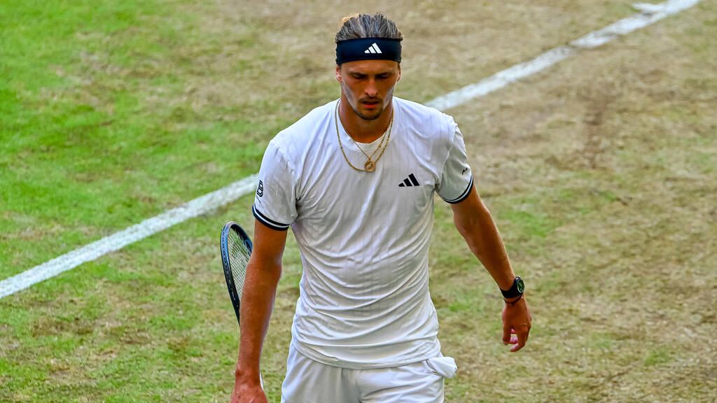 Erschöpfter Alexander Zverev stützt sich während des Halbfinals in Halle auf seinen Tennisschläger
