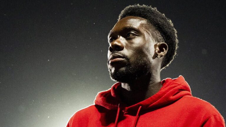 Alphonso Davies im Trikot der kanadischen Nationalmannschaft gestikuliert auf dem Spielfeld