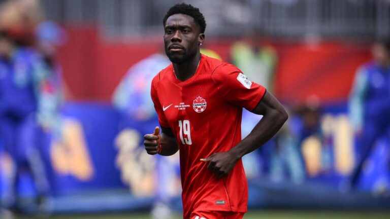 Alphonso Davies im Trikot der kanadischen Nationalmannschaft bejubelt eine Aktion auf dem Spielfeld.