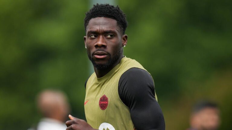 Alphonso Davies im Trikot der kanadischen Nationalmannschaft mit nachdenklichem Gesichtsausdruck