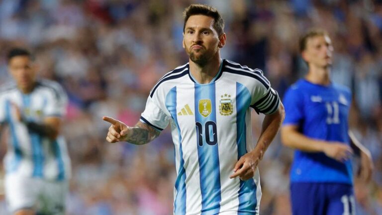 Lionel Messi jubelt im Trikot von Argentinien nach seinem Tor gegen Island
