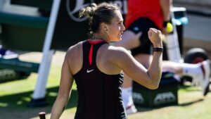 Aryna Sabalenka beim WTA-Turnier in Berlin hochkonzentriert beim Aufschlag während ihres Matches gegen Nikola Bartunkova.