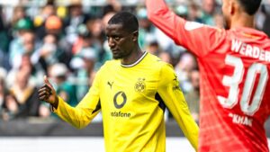 Serhou Guirassy im Trikot von Borussia Dortmund blickt fokussiert auf das Spielfeld