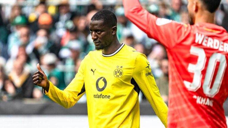 Serhou Guirassy im Trikot von Borussia Dortmund blickt fokussiert auf das Spielfeld