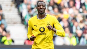 Serhou Guirassy im Trikot von Borussia Dortmund blickt fokussiert auf das Spielfeld