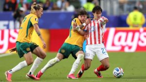 Zweikampf zwischen Spielern von Australien und Paraguay bei der Weltmeisterschaft in San Francisco
