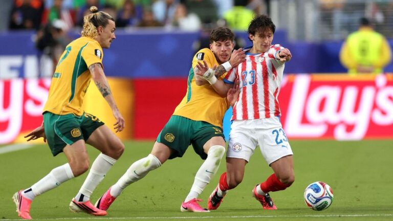 Zweikampf zwischen Spielern von Australien und Paraguay bei der Weltmeisterschaft in San Francisco