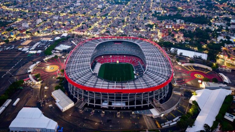 Das gut gefüllte Aztekenstadion in Mexiko-Stadt bei einem stimmungsvollen Fußballspiel der Weltmeisterschaft