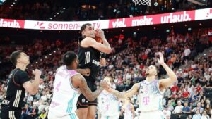 Basketballspieler des FC Bayern München beim Wurf gegen Verteidiger der Baskets Bonn