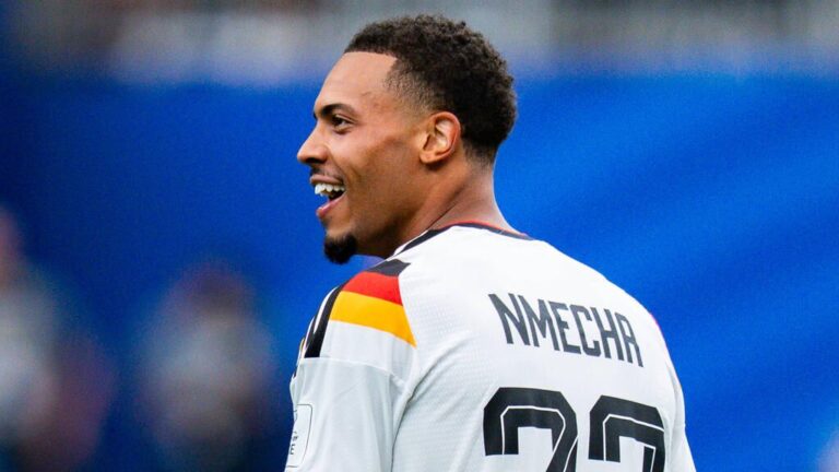Felix Nmecha bejubelt im Trikot der deutschen Nationalmannschaft ein Tor auf dem Spielfeld