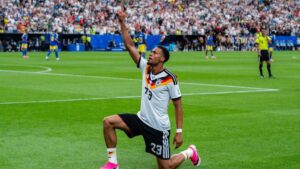 Felix Nmecha im Trikot der deutschen Nationalmannschaft beim Torjubel während der Weltmeisterschaft