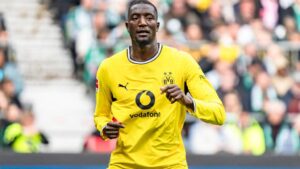 Serhou Guirassy im Trikot von Borussia Dortmund schaut fokussiert auf das Spielfeld