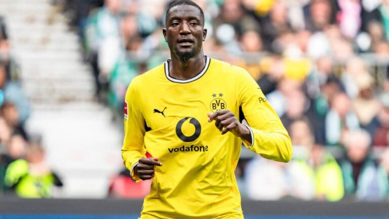 Serhou Guirassy im Trikot von Borussia Dortmund schaut fokussiert auf das Spielfeld