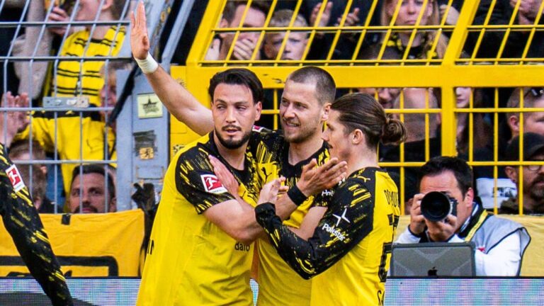 Marcel Sabitzer und Ramy Bensebaini im Trikot von Borussia Dortmund auf dem Spielfeld