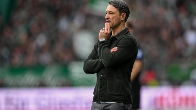 BVB-Trainer Niko Kovac gestikuliert nachdenklich am Spielfeldrand während eines Bundesliga-Spiels von Borussia Dortmund.