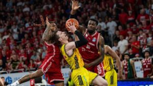 Anton Gavel, Trainer der Bamberg Baskets, gibt Anweisungen während eines BBL-Playoff-Spiels gegen Alba Berlin.