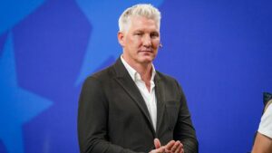 ARD-Experte Bastian Schweinsteiger im Fernsehstudio mit ernstem Blick während einer Fußball-Übertragung