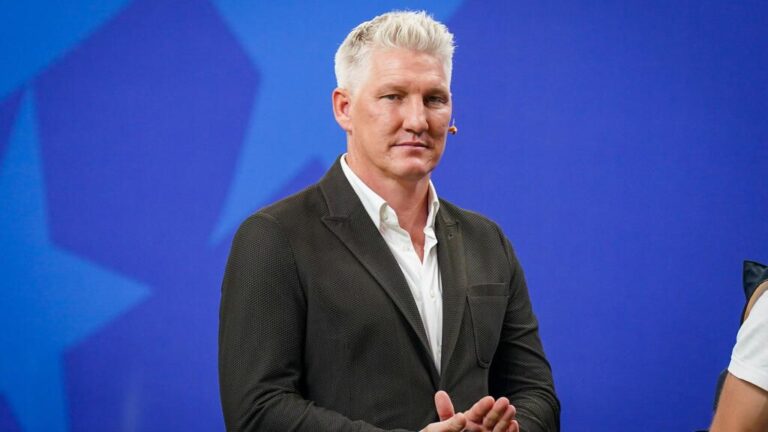 ARD-Experte Bastian Schweinsteiger im Fernsehstudio mit ernstem Blick während einer Fußball-Übertragung