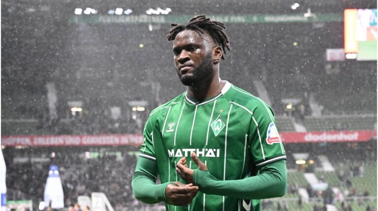 Victor Boniface im Trikot von Bayer Leverkusen auf dem Spielfeld