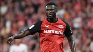 Simon Rolfes beobachtet das Geschehen am Spielfeldrand bei einem Spiel von Bayer Leverkusen