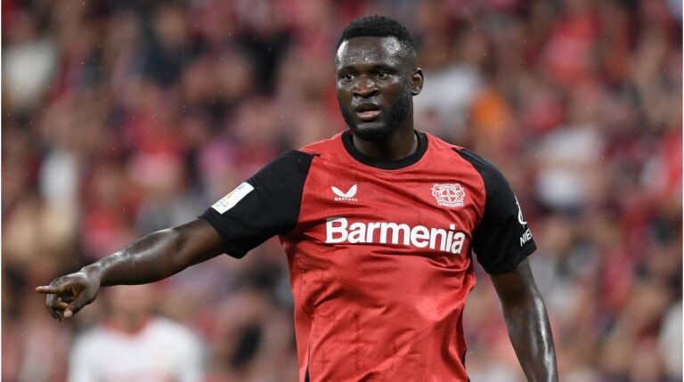 Simon Rolfes beobachtet das Geschehen am Spielfeldrand bei einem Spiel von Bayer Leverkusen