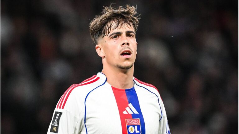 Der portugiesische Flügelstürmer Afonso Moreira im Trikot von Olympique Lyon beim Dribbling auf dem Spielfeld.