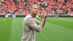 Kasper Hjulmand im Anzug am Spielfeldrand bei einem Bundesliga-Spiel von Bayer Leverkusen