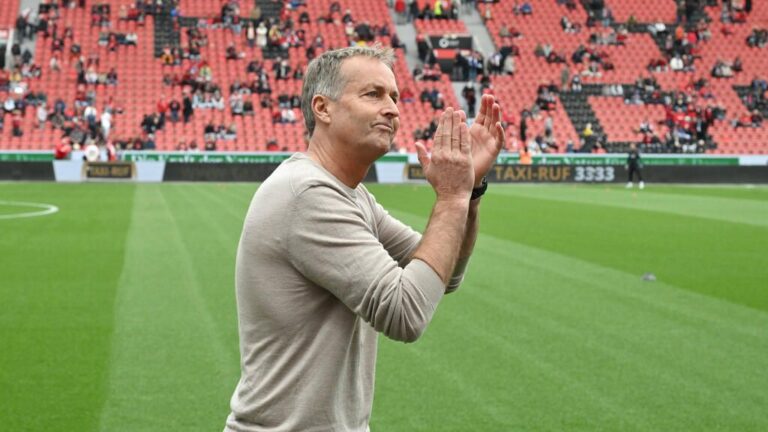Kasper Hjulmand im Anzug am Spielfeldrand bei einem Bundesliga-Spiel von Bayer Leverkusen