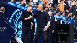 Simon Rolfes, Sport-Geschäftsführer von Bayer Leverkusen, blickt nachdenklich von der Tribüne auf das Spielfeld.