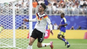 Kai Havertz im Trikot des FC Arsenal blickt konzentriert während eines Fußballspiels auf den Rasen.