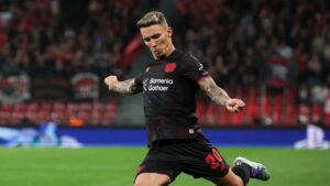 Alejandro Grimaldo im Trikot von Bayer Leverkusen am Ball