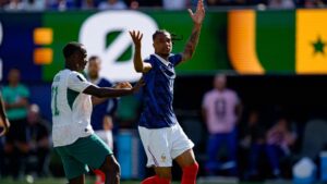Michael Olise im Trikot der französischen Nationalmannschaft auf dem Spielfeld