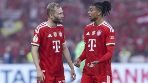 Konrad Laimer im Trikot des FC Bayern München am Ball auf dem Spielfeld