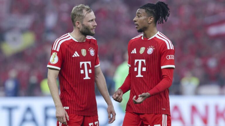 Konrad Laimer im Trikot des FC Bayern München am Ball auf dem Spielfeld