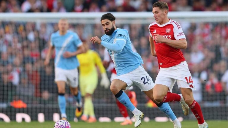 Josko Gvardiol im Trikot von Manchester City blickt fokussiert über das Spielfeld