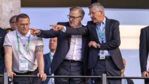 Bayern-Präsident Herbert Hainer blickt ernst während eines Interviews im Stadion
