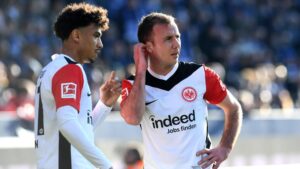 Nathaniel Brown im Trikot der deutschen Nationalmannschaft am Ball
