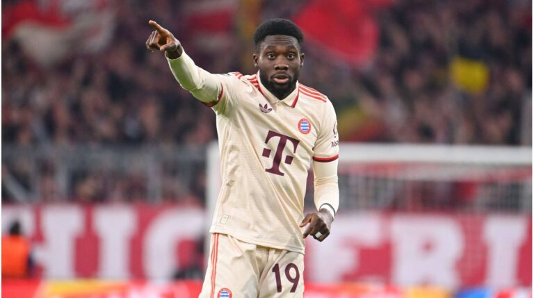 Alphonso Davies und Trainer Vincent Kompany vom FC Bayern München im Gespräch auf dem Trainingsplatz.