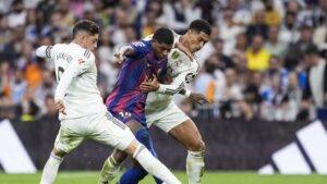Marcus Rashford im Trikot von Manchester United blickt nachdenklich auf das Spielfeld