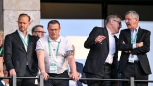 Max Eberl, Sportvorstand des FC Bayern München, blickt nachdenklich auf der Tribüne.