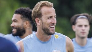 Harry Kane im Trikot des FC Bayern München blickt fokussiert auf dem Spielfeld