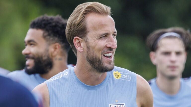 Harry Kane im Trikot des FC Bayern München blickt fokussiert auf dem Spielfeld