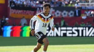 Nathaniel Brown im Trikot von Eintracht Frankfurt auf dem Spielfeld