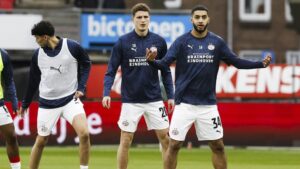 Ismael Saibari im Trikot der PSV Eindhoven bejubelt einen Treffer auf dem Spielfeld