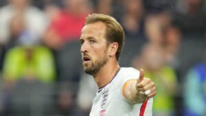 Harry Kane im Trikot des FC Bayern München blickt fokussiert über das Spielfeld.