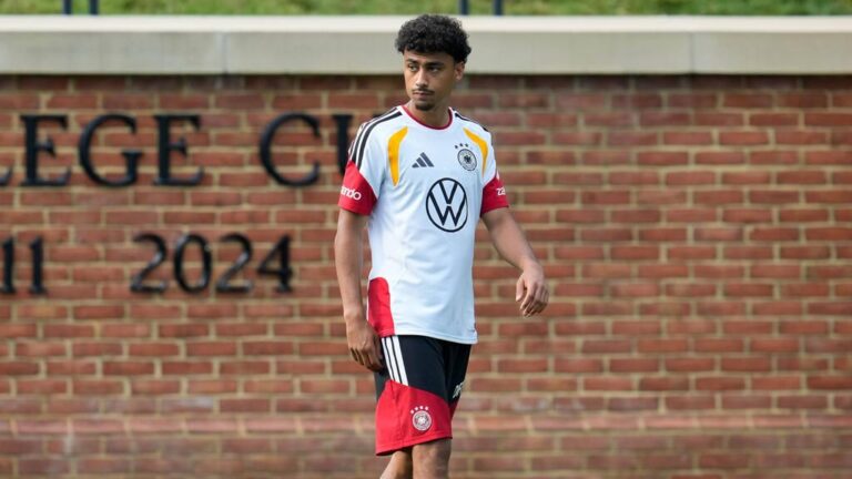Nathaniel Brown im Trikot von Eintracht Frankfurt blickt fokussiert auf das Spielfeld