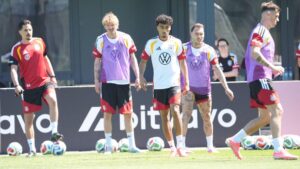 Nathaniel Brown im Trikot von Eintracht Frankfurt bei einem Bundesligaspiel am Ball